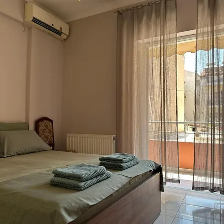 Artistic Retreat דירה *